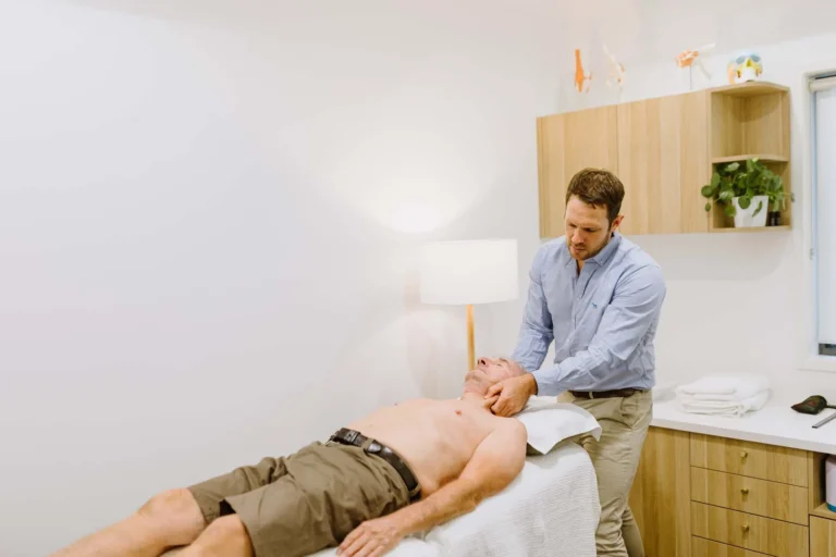 north coast head neck and jaw centre ballina osteopath Leon Erdrich treating a patient for concussion in their northern rivers clinic in Ballina, NSW
